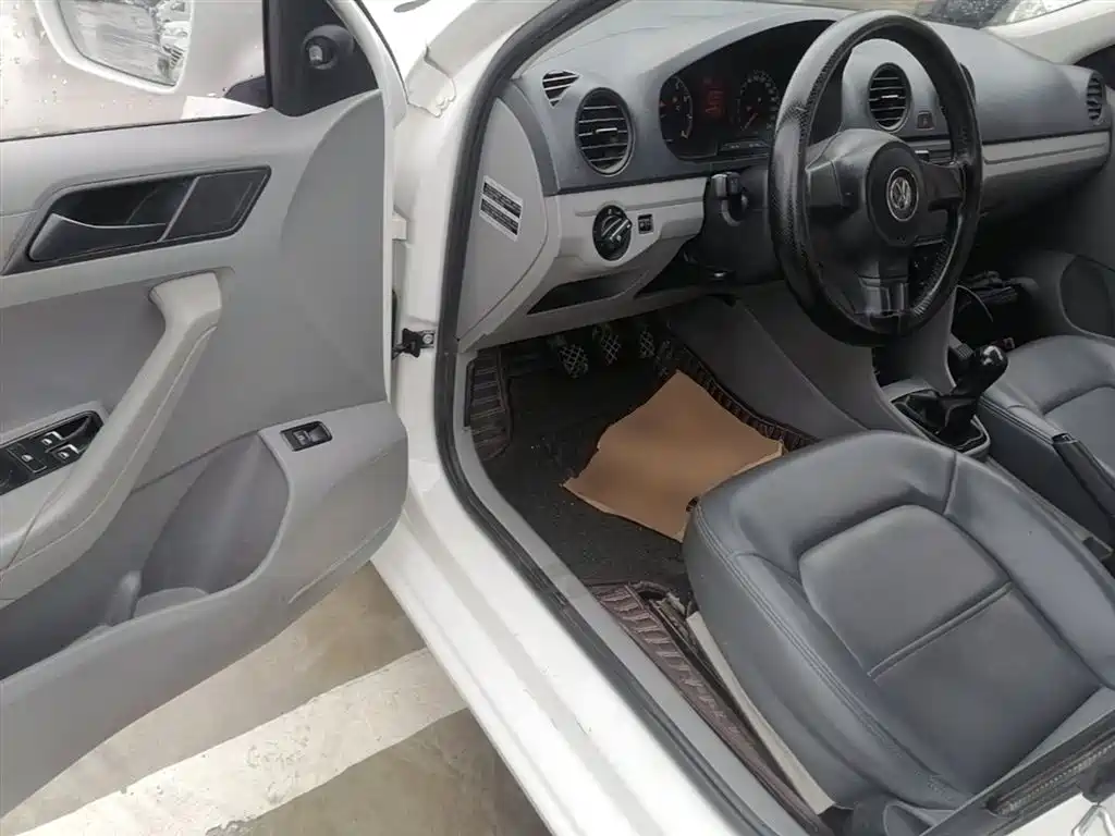 Volkswagen Jetta 2015 1.6L Manual Trend фото 16