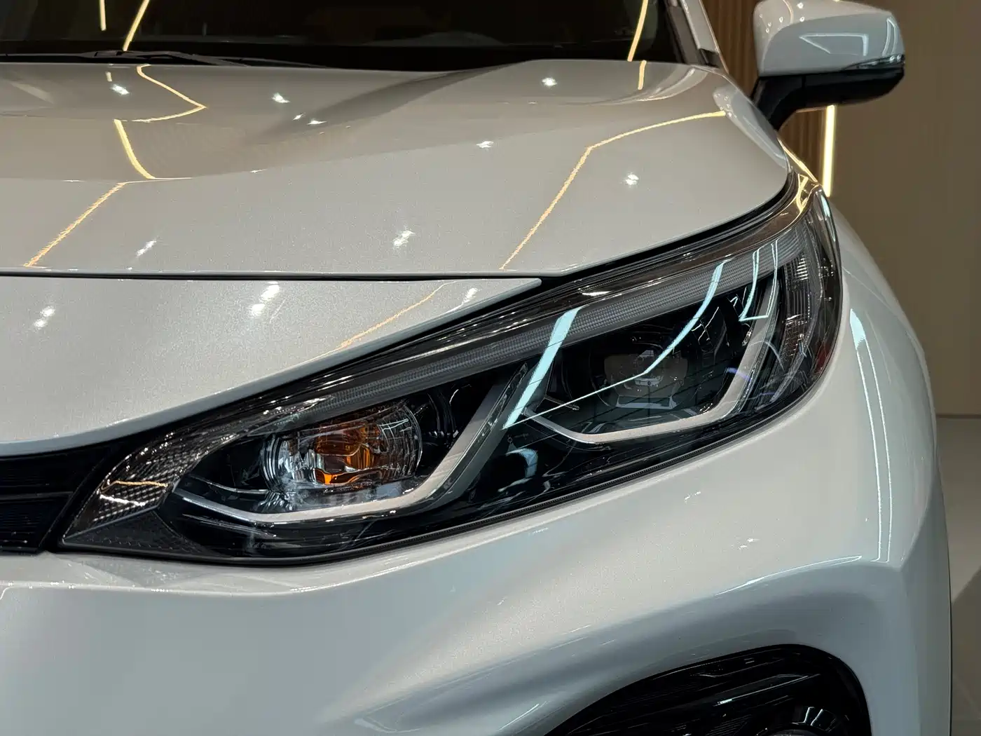 Toyota Wildlander 2023 Hybrid 2.5L E-CVT AWD Premium Edition фото 15