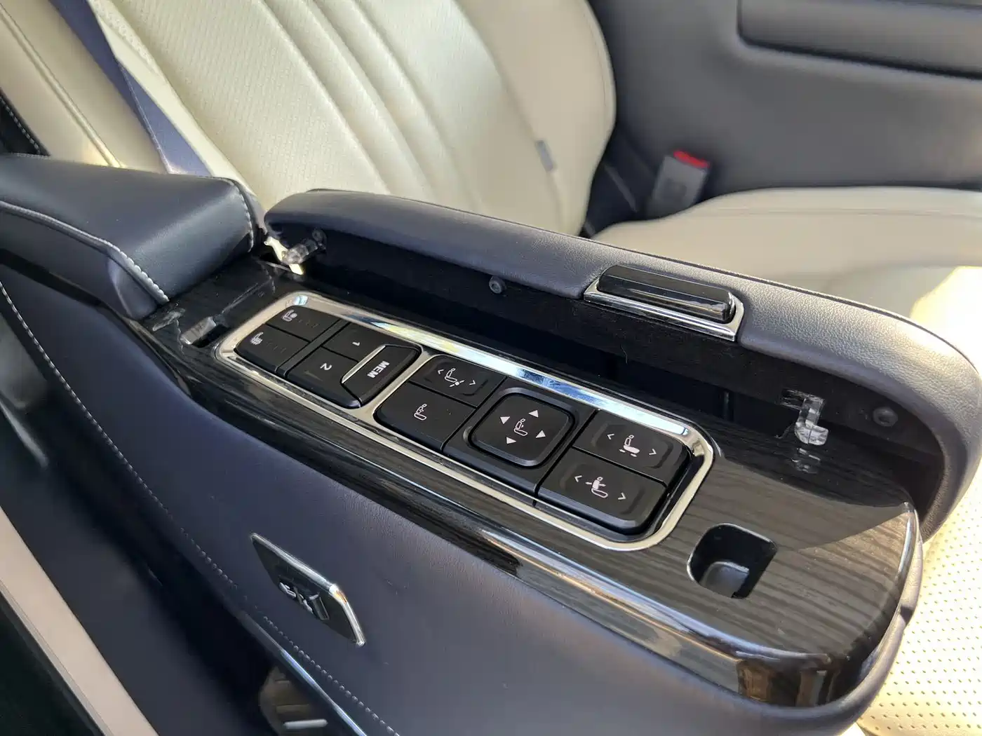 Toyota Alphard 2011 3.5L Luxury Edition фото 15