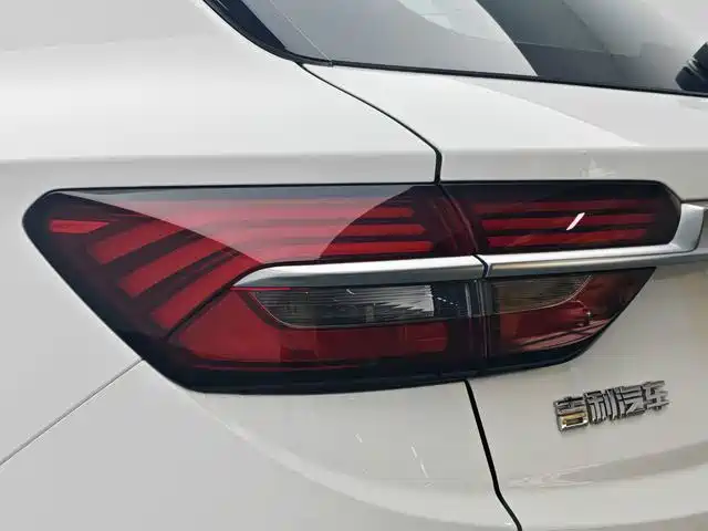 Фото 10 - Geely Coolray