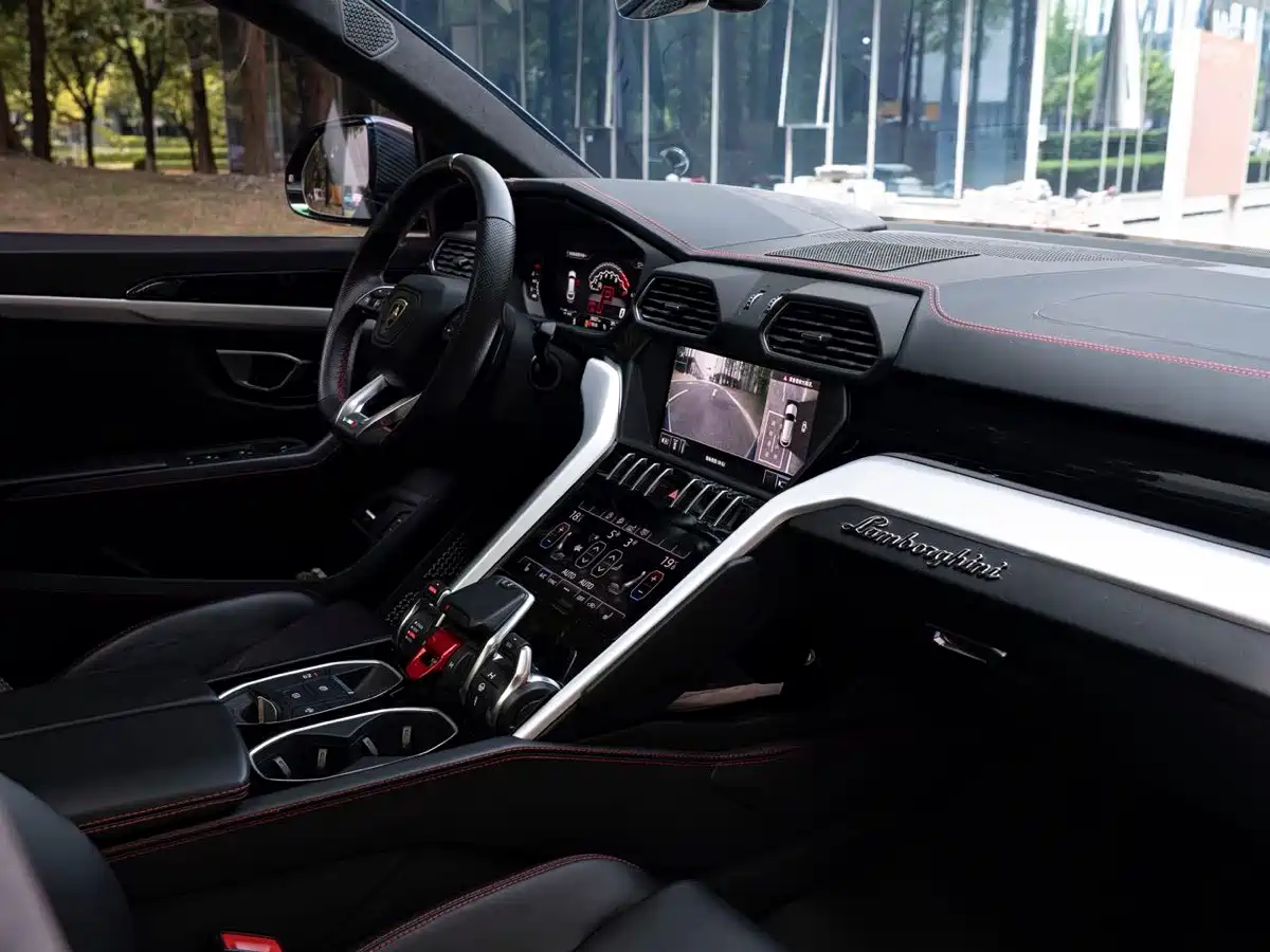 Фото 18 - Lamborghini Urus