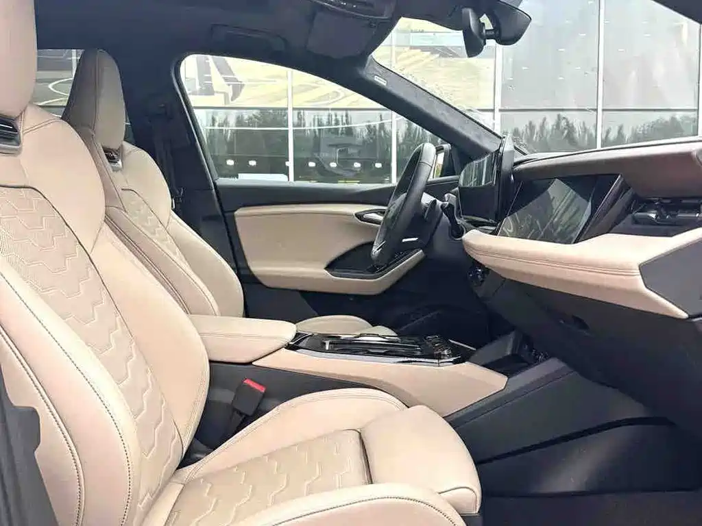 Photo 8 - Audi Q6L e-tron