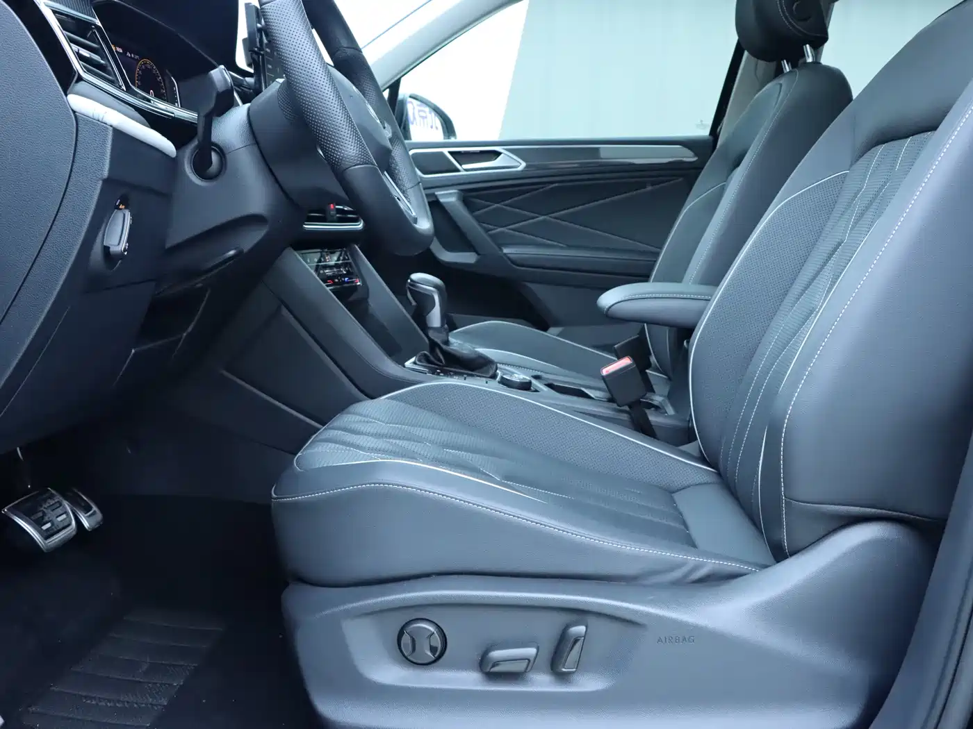 Volkswagen Tiguan L 2023 Facelift 380TSI Auto 4WD R-Line Cross Enjoy Edition 7-Seater фото 5