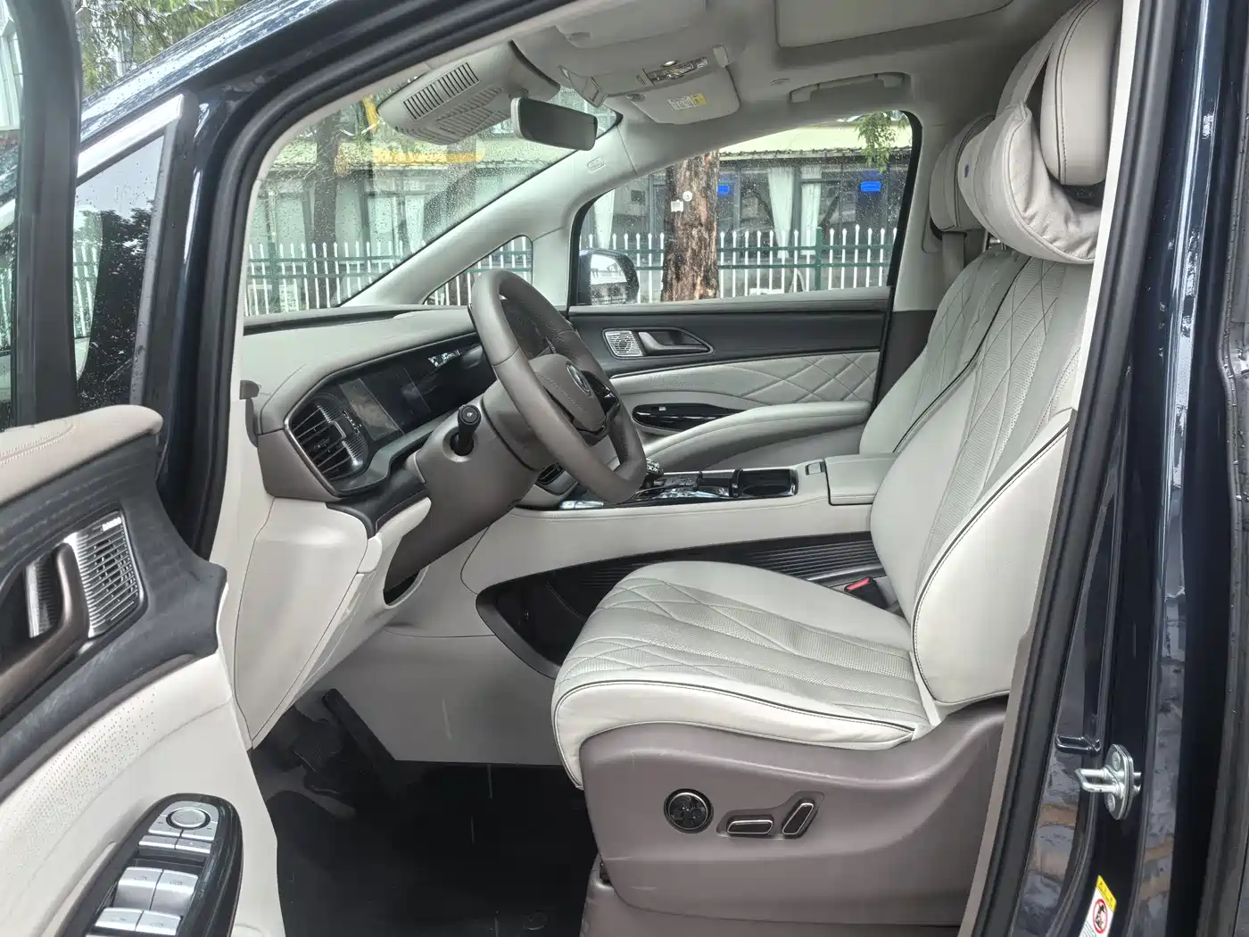 Denza D9 2022 DM-i 970 AWD Flagship фото 4
