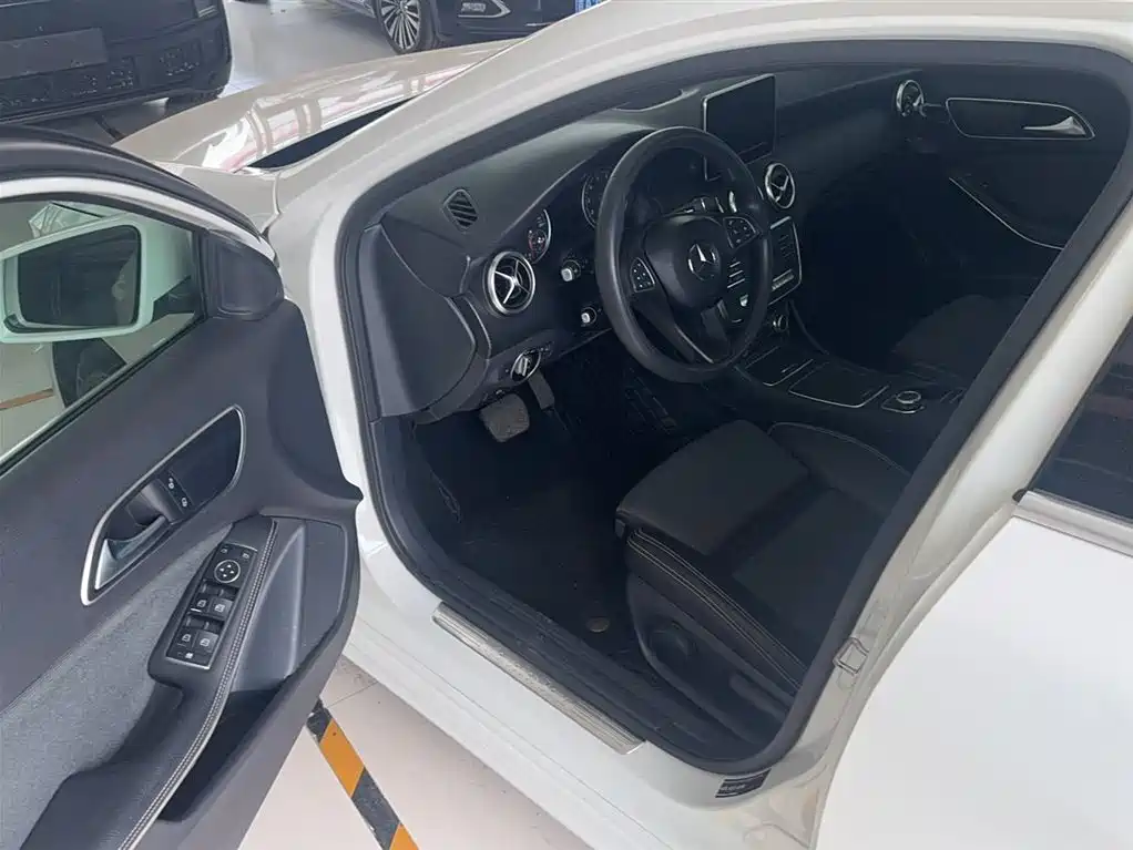 Mercedes-Benz A-Class (Import) 2017 Facelift A 180 фото 12