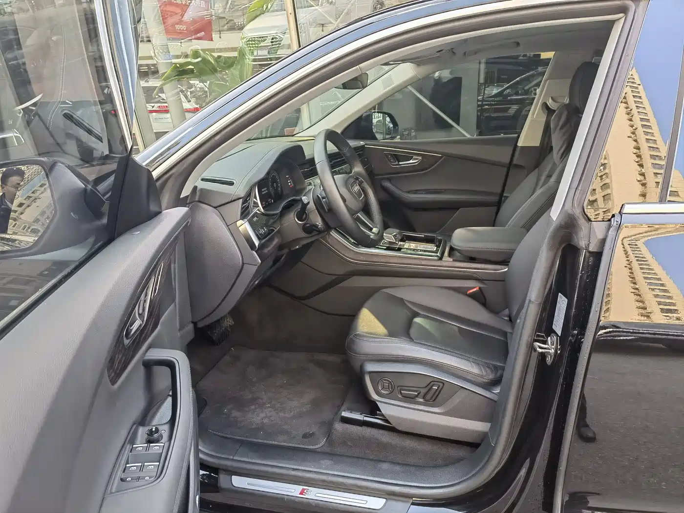 Audi Q8 2023 55 TFSI Luxury Sport фото 4