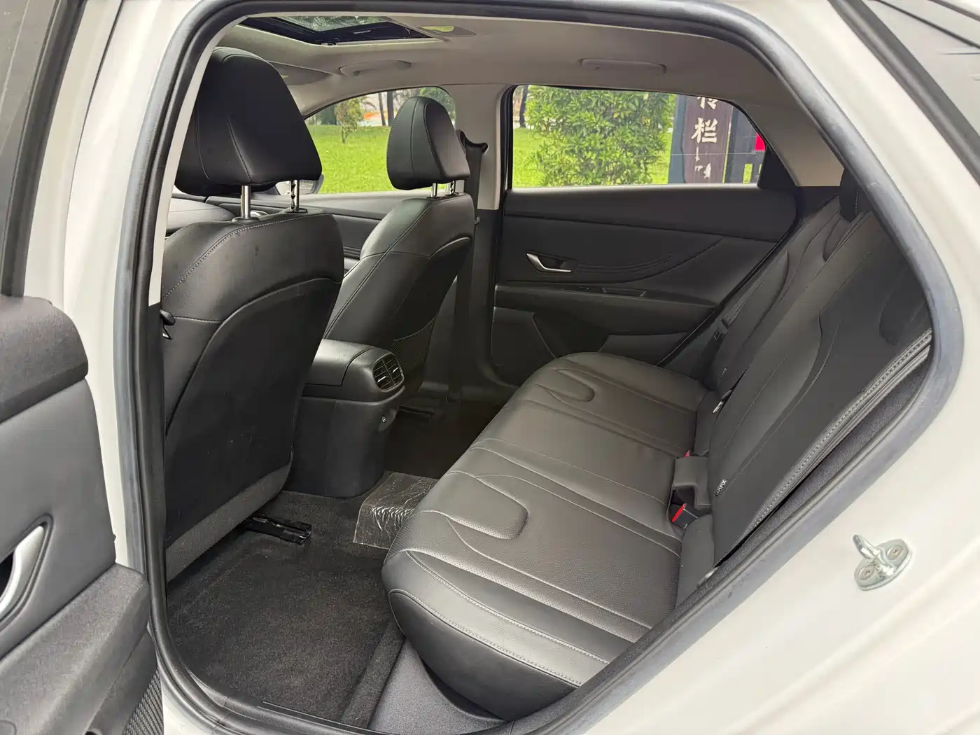 Hyundai Elantra 2022 1.5L CVT LUX Premium Edition фото 9