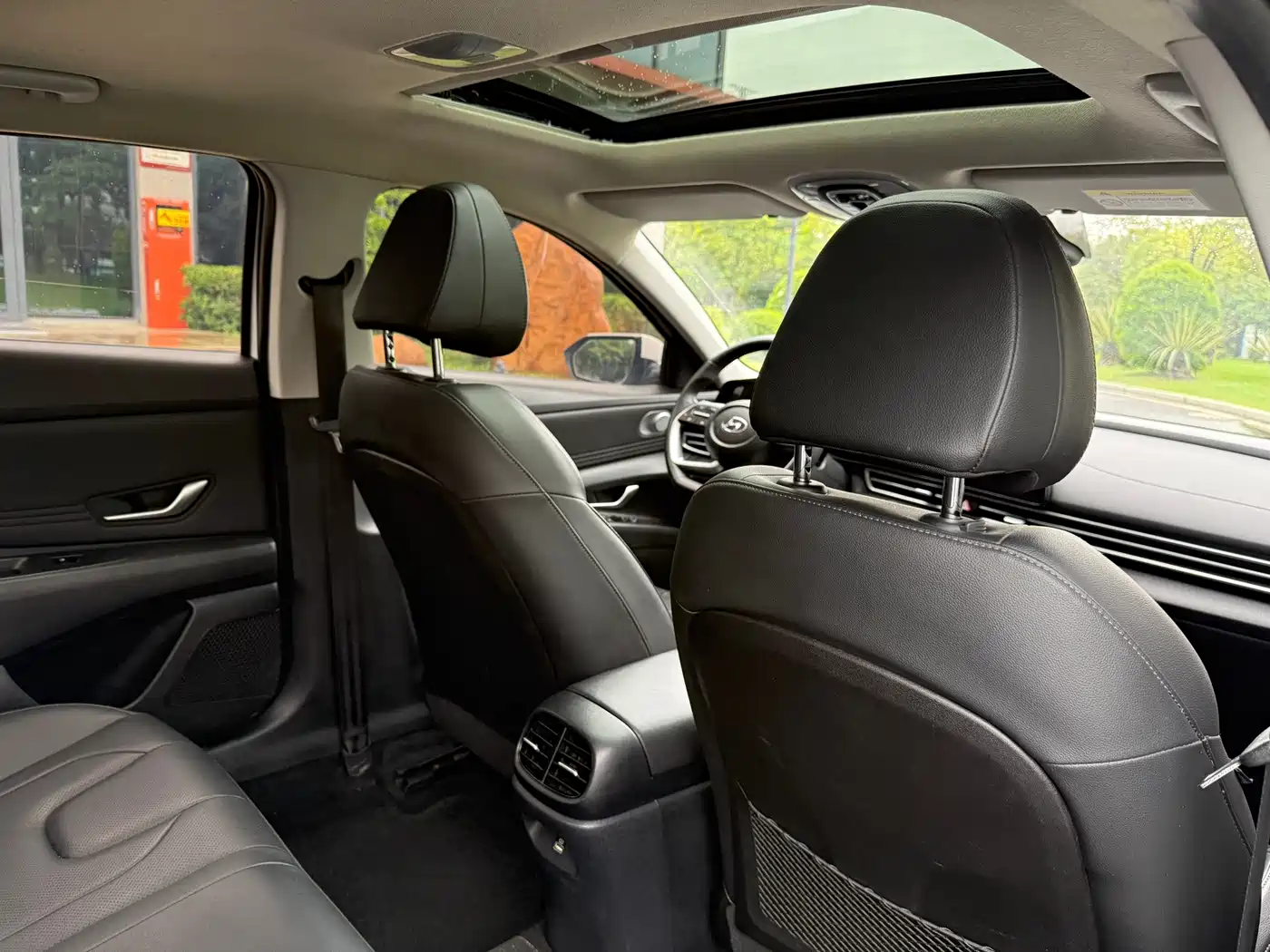 Hyundai Elantra 2022 1.5L CVT LUX Premium Edition фото 14