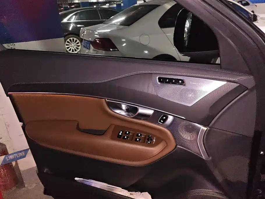 VOLVO XC90 PLUG IN HYBRID