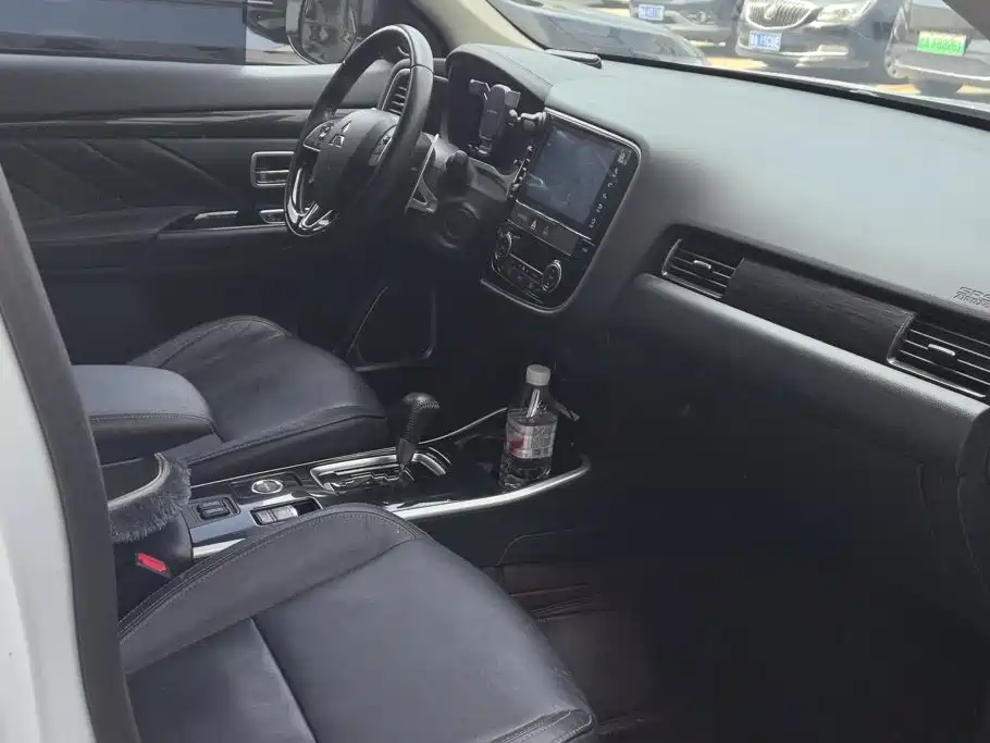 Фото 8 - Mitsubishi Outlander