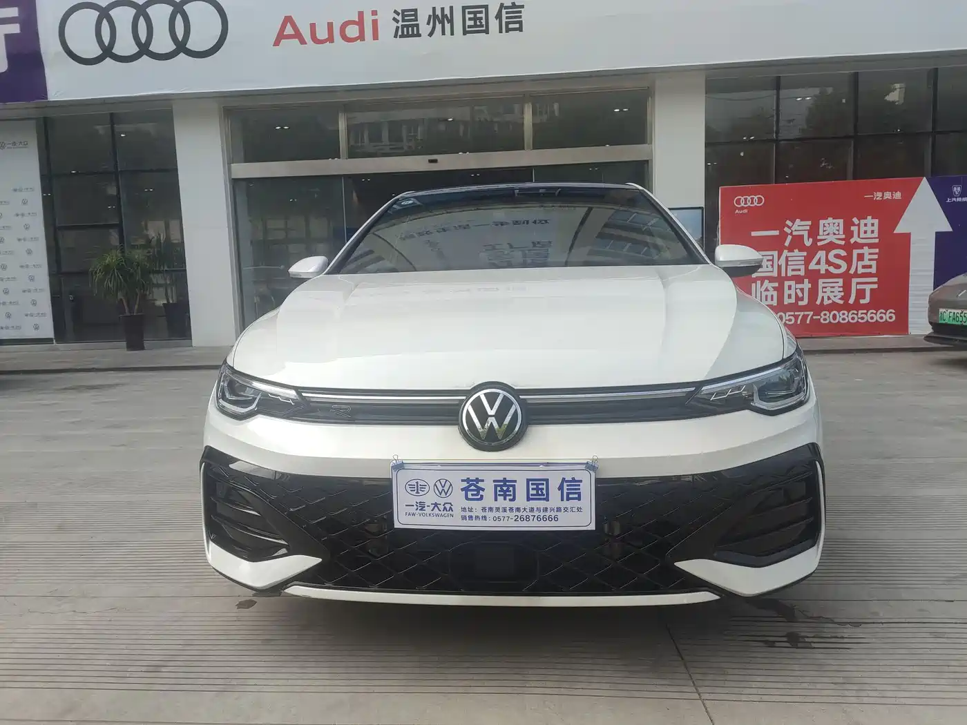 Volkswagen Golf 2025 Facelift 300TSI R-Line фото 2