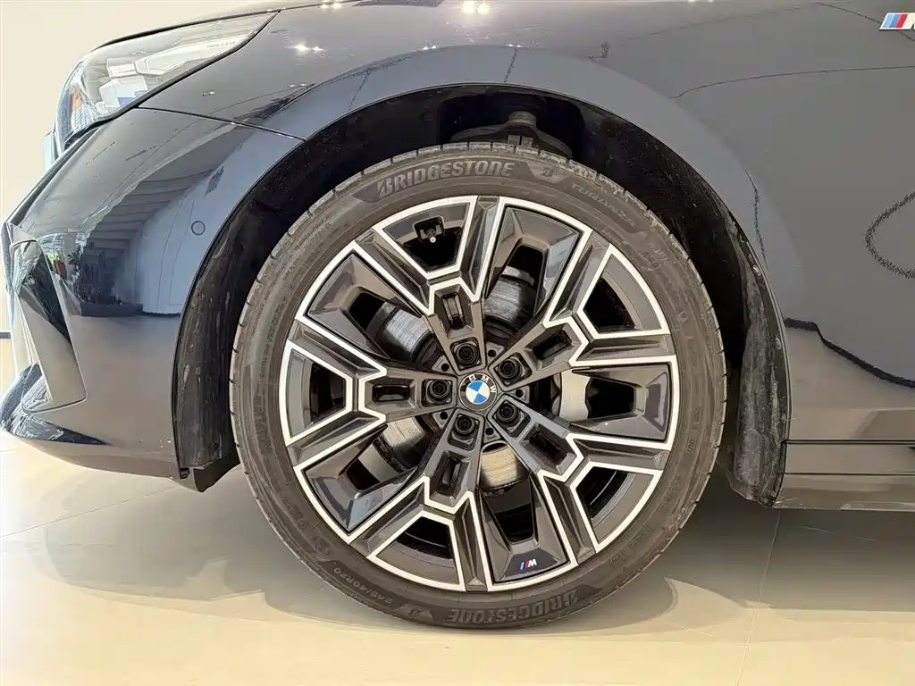 BMW 5 Series 2025 530Li Premium M Sport Package фото 4