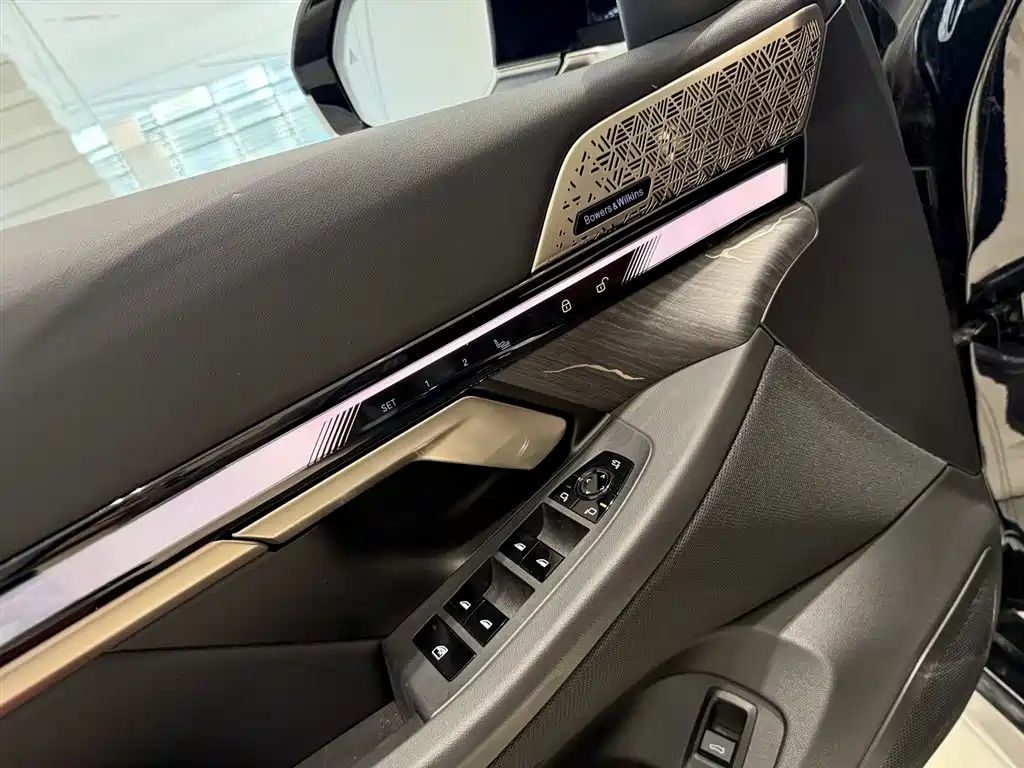 BMW 5 Series 2025 530Li Premium M Sport Package фото 17