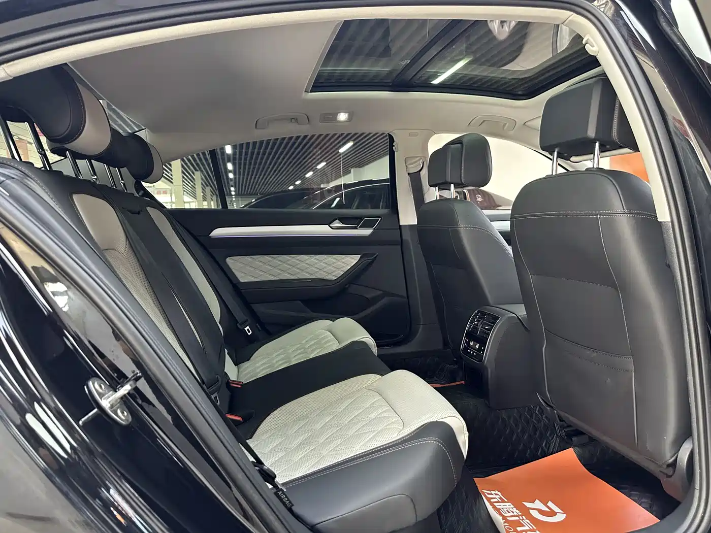Volkswagen Magotan 2023 Model 2 Million Commemorative Edition 330TSI DSG Luxury фото 18