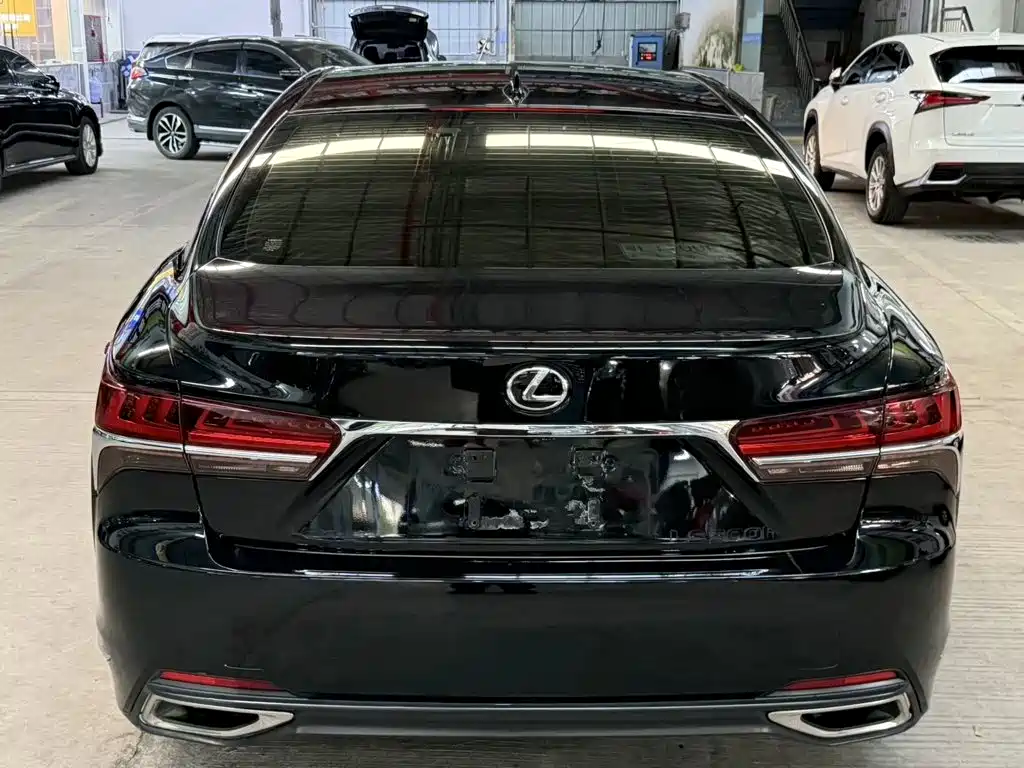Фото 3 - Lexus LS