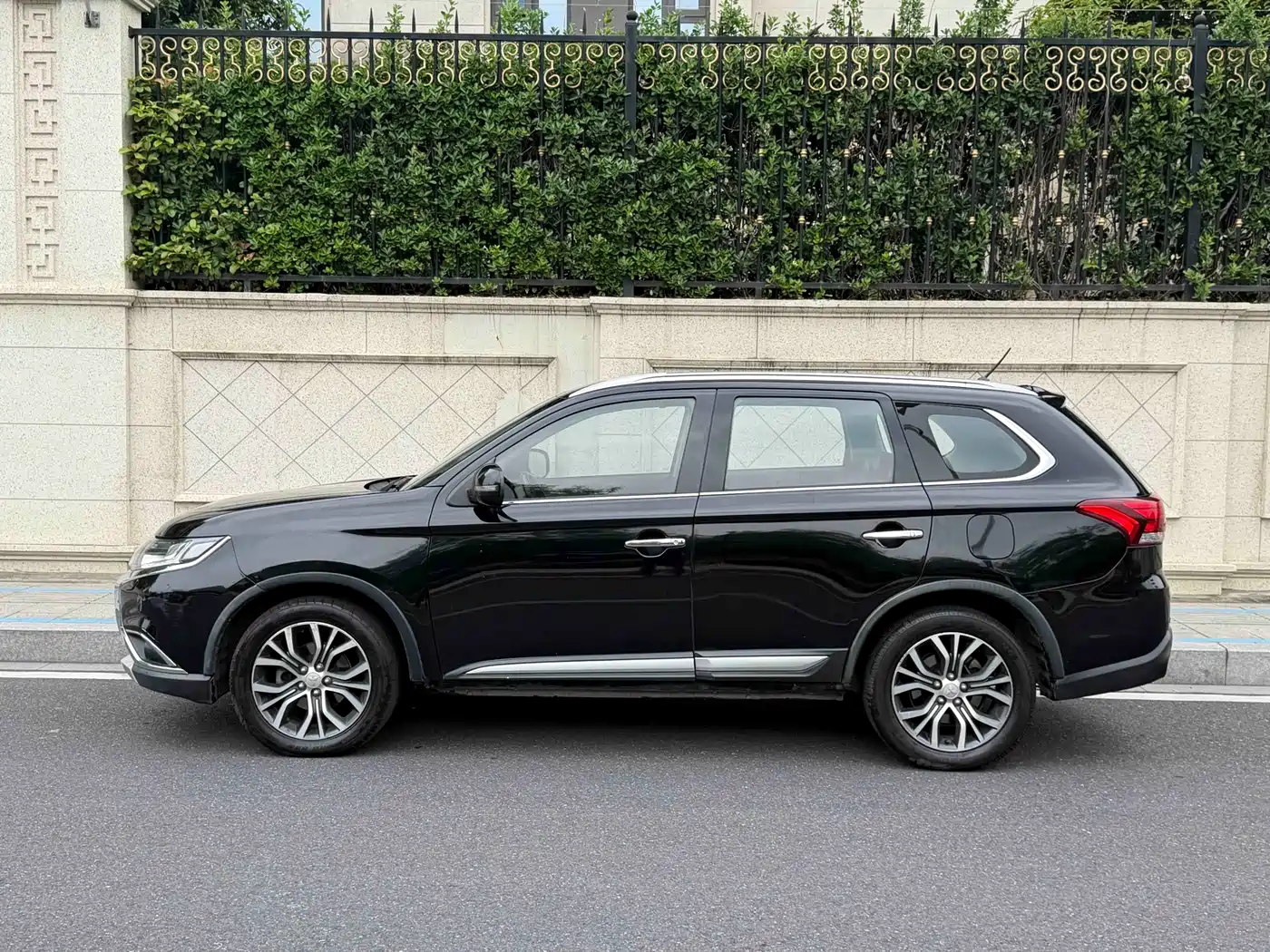 Mitsubishi Outlander 2016 2.4L 4WD Luxury Edition 7-seater фото 3