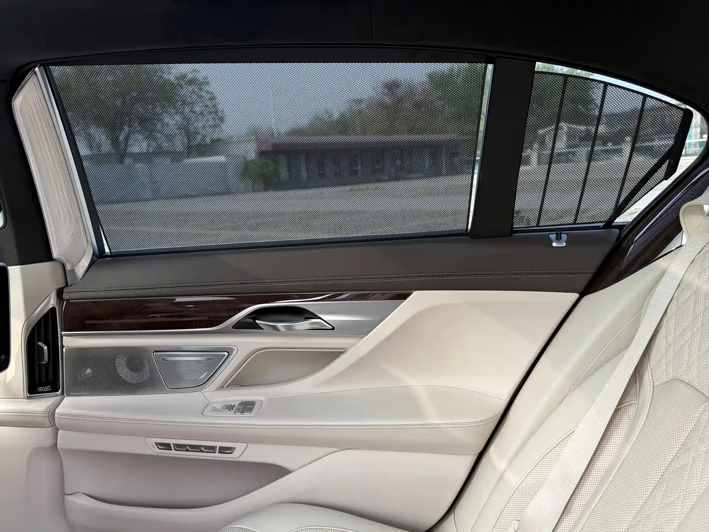 BMW 7 Series 2016 750Li xDrive 4-Seater фото 10