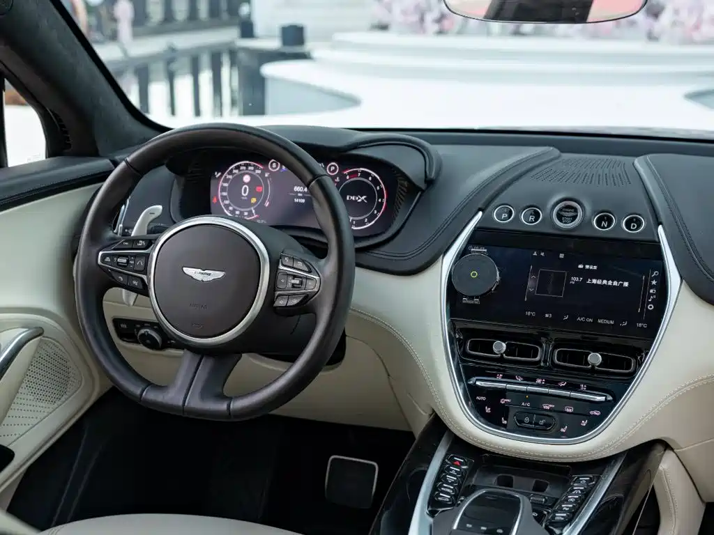 Aston Martin DBX 2026 2024 4.0T V8