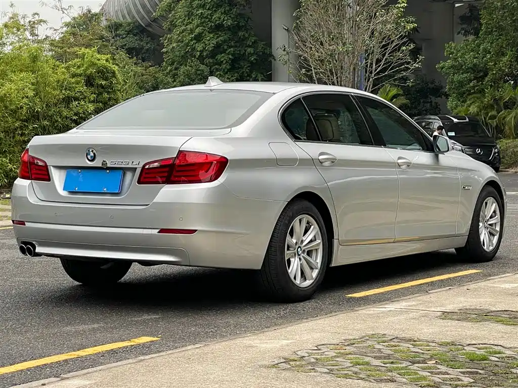 BMW 5 Series 2011 523Li Leading фото 22