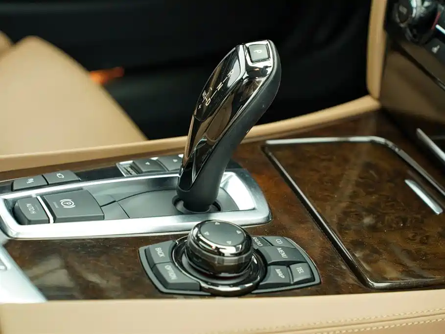 BMW 7 Series 2010 760Li фото 30