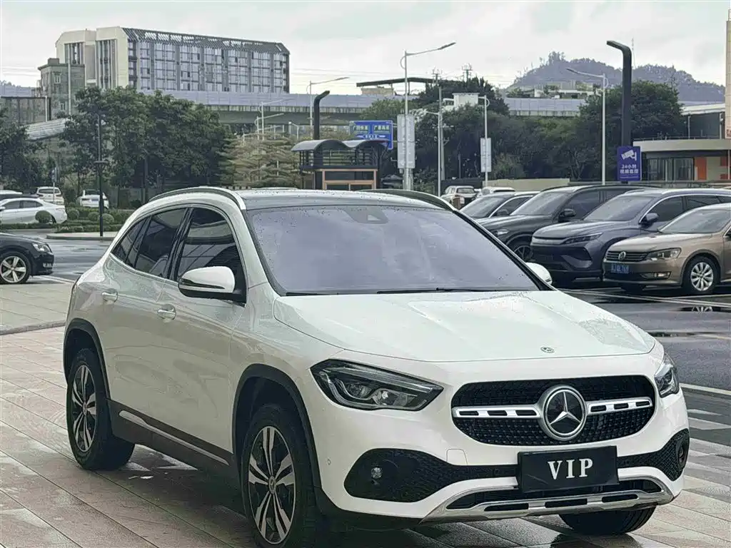 MERCEDES-BENZ GLA