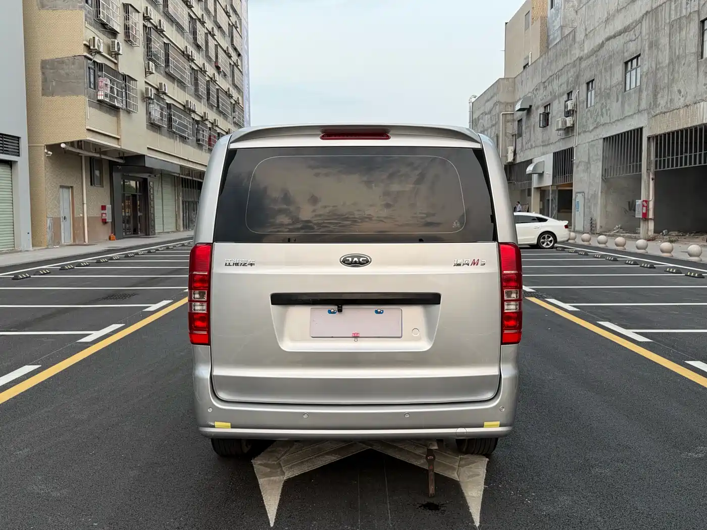 JAC Refine M3 2022 2022 PLUS 1.8L 7-Seater Standard