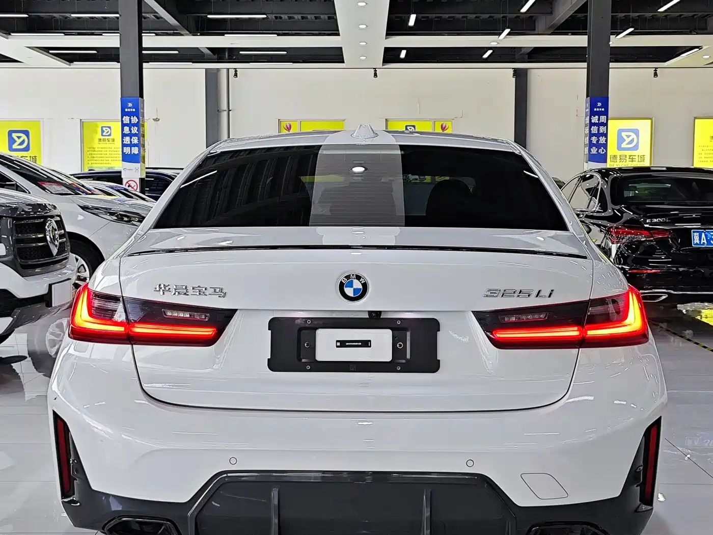 BMW 3 Series 2024 325Li M Sport Shadowline Package фото 8