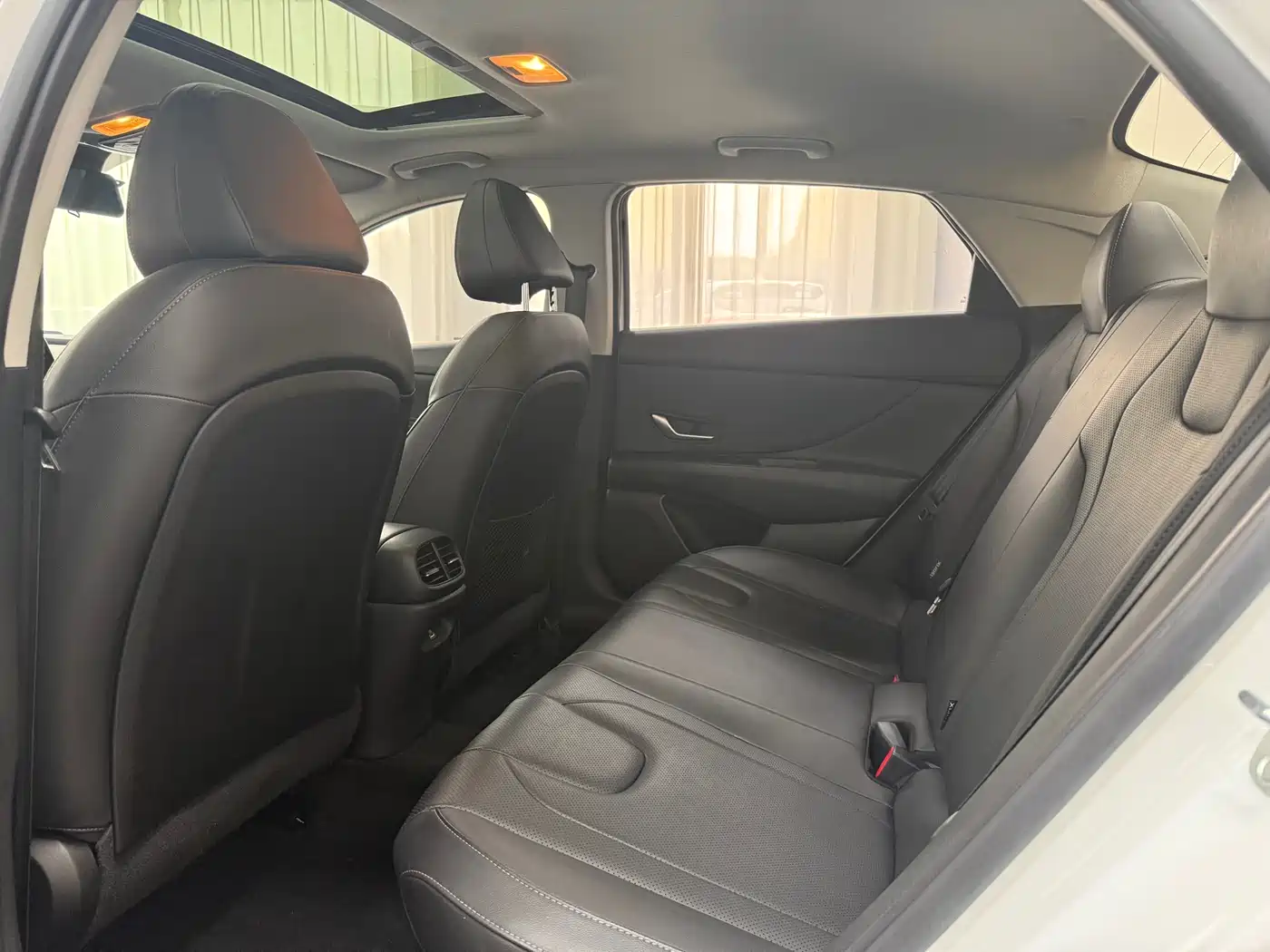Hyundai Elantra 2022 1.5L CVT LUX Premium Edition фото 12