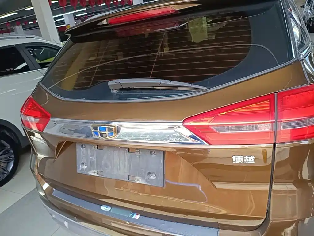Фото 6 - Geely Atlas