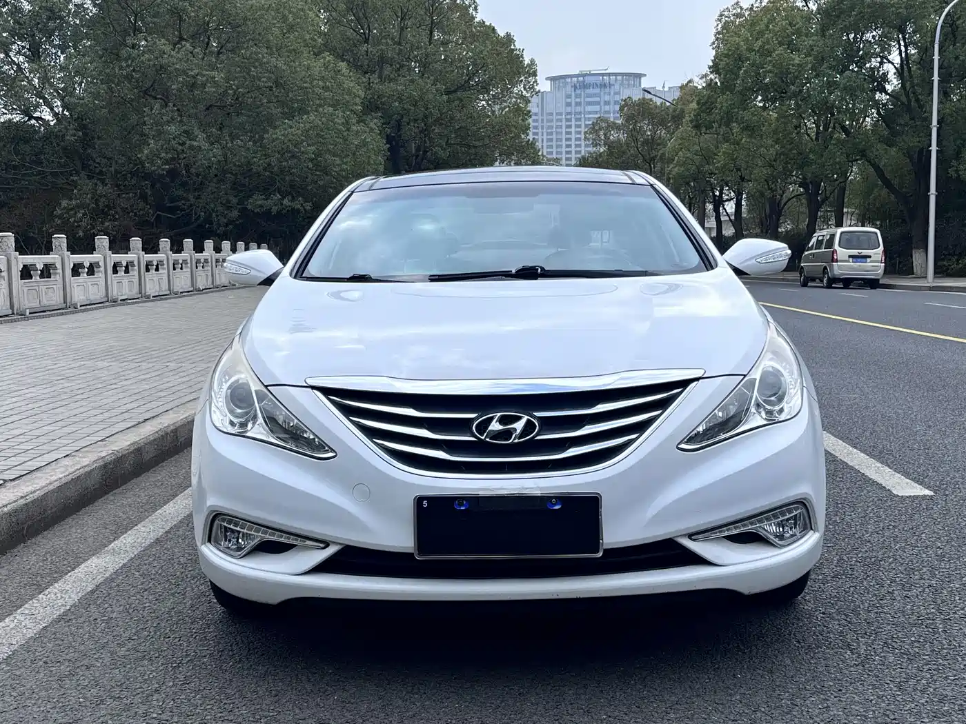 Hyundai Sonata 2013 2.0L Automatic Luxury Edition фото 2