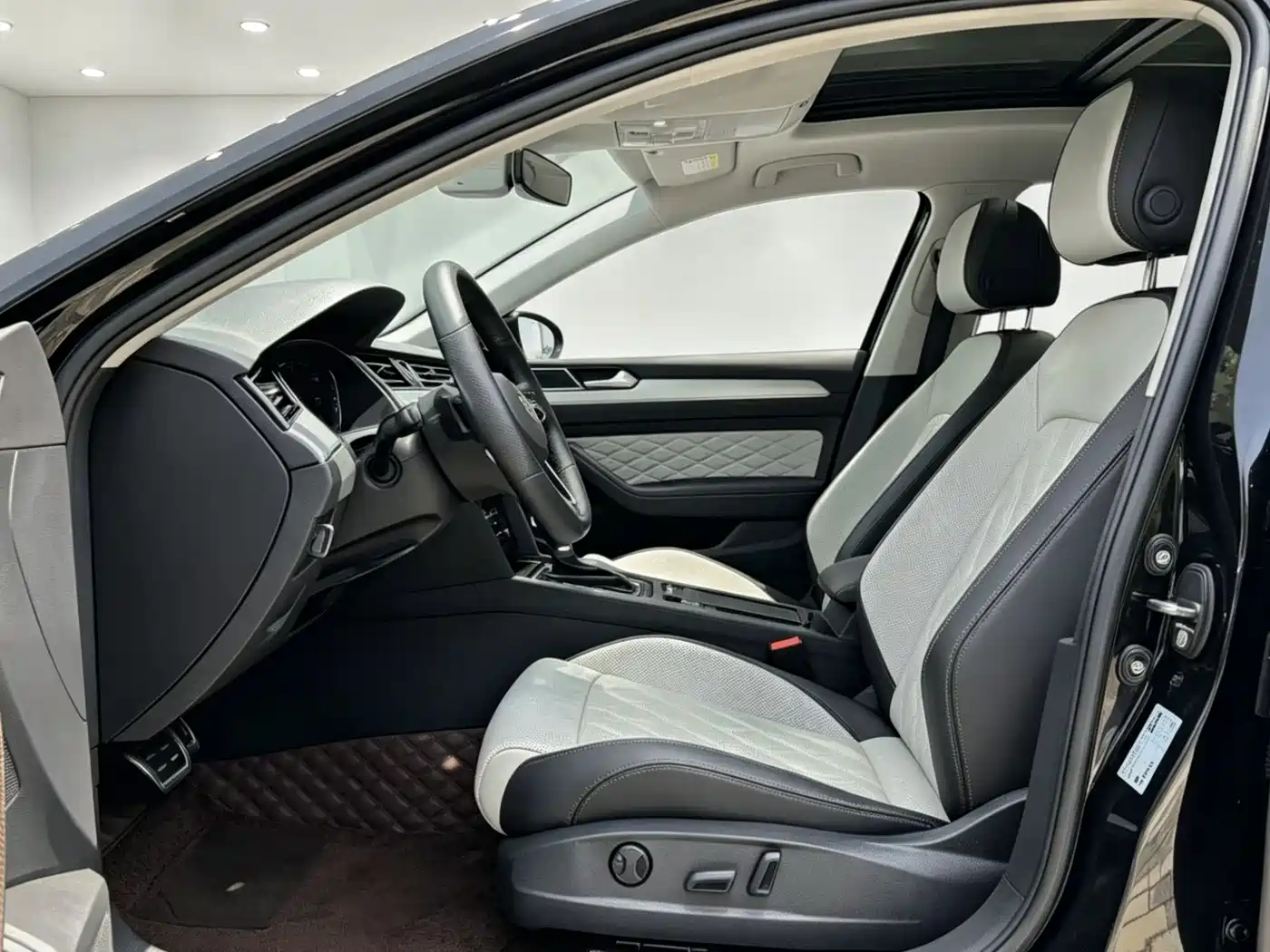 Volkswagen Magotan 2023 Model 2 Million Commemorative Edition 330TSI DSG Luxury фото 4