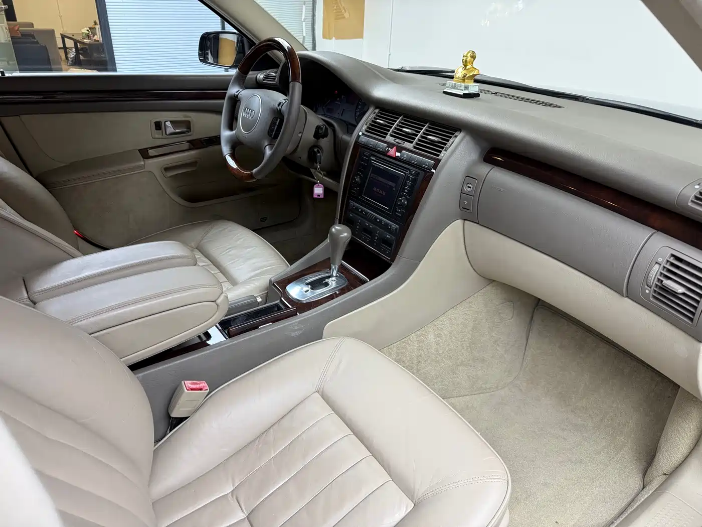 Фото 10 - Audi A8