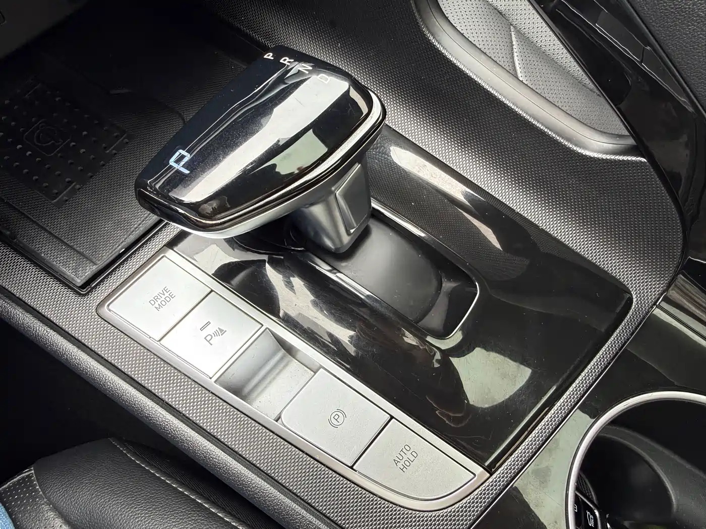 Hyundai Elantra 2022 1.5L CVT LUX Premium Edition фото 22