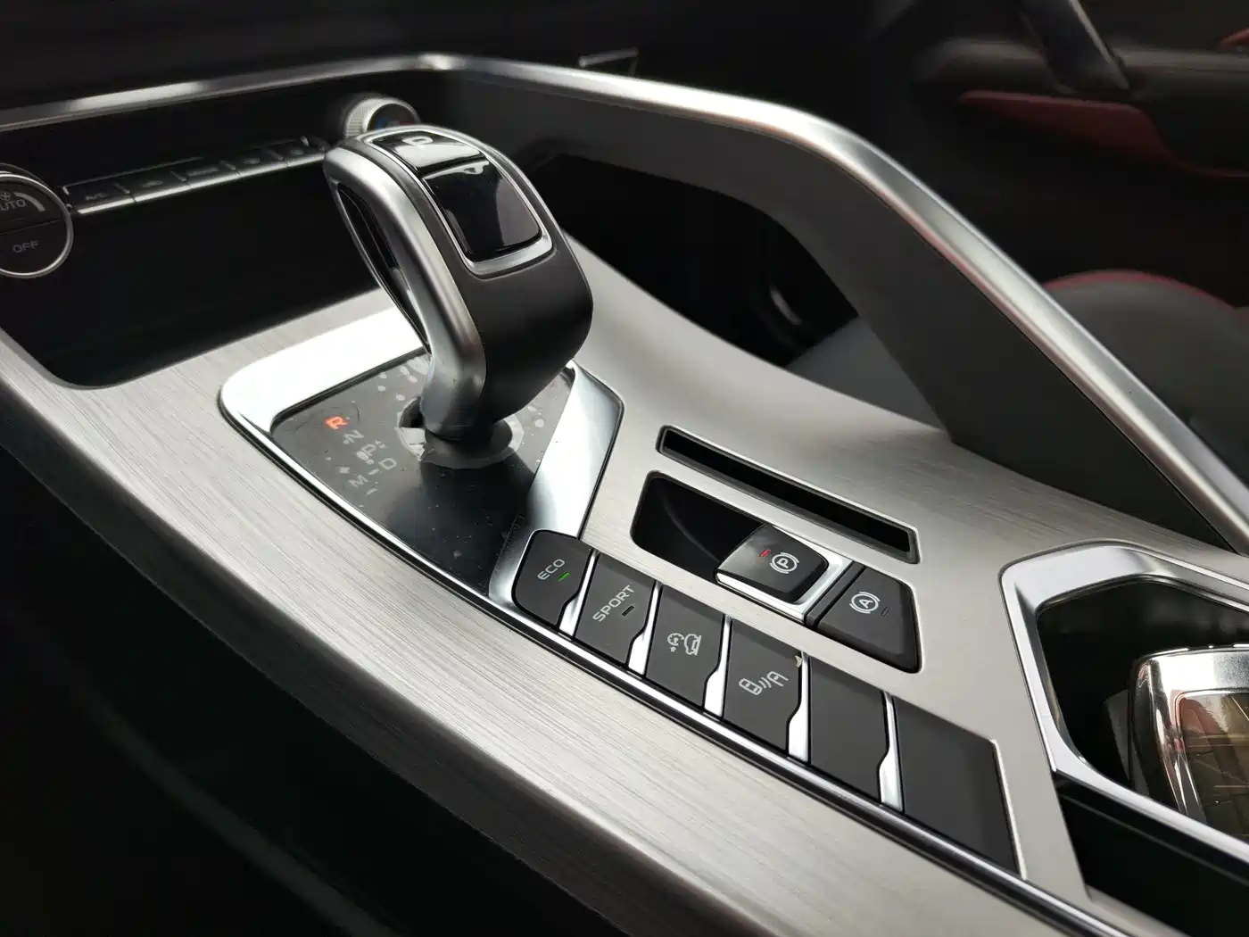 Фото 9 - Geely Binyue