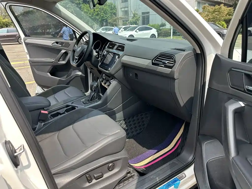 Фото 12 - Volkswagen Tiguan L