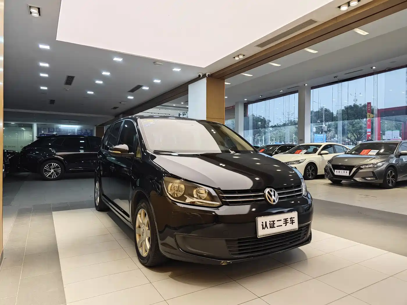 Volkswagen Touran 2011 1.4T Manual Smart Style 5-seater фото 4