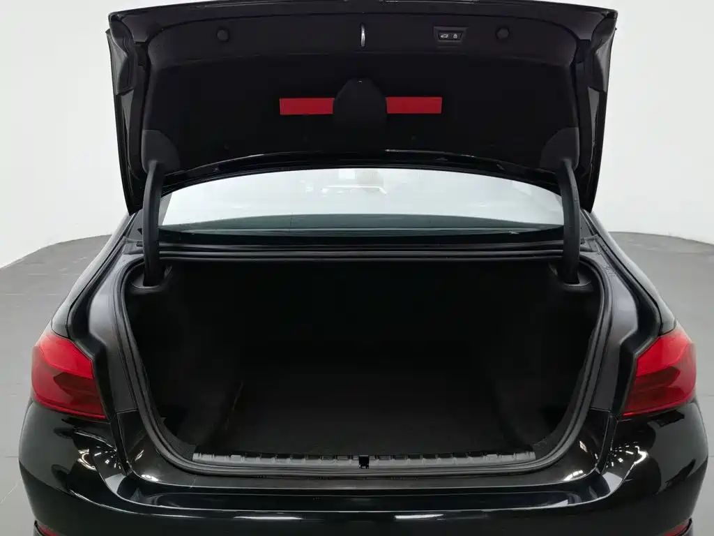Photo 16 - BMW 5 Series