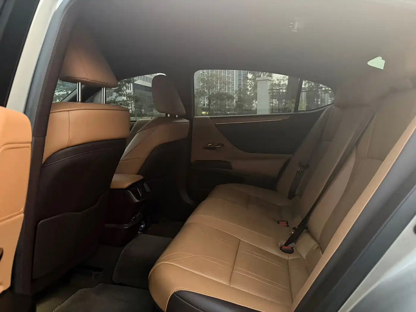 Photo 7 - Lexus ES