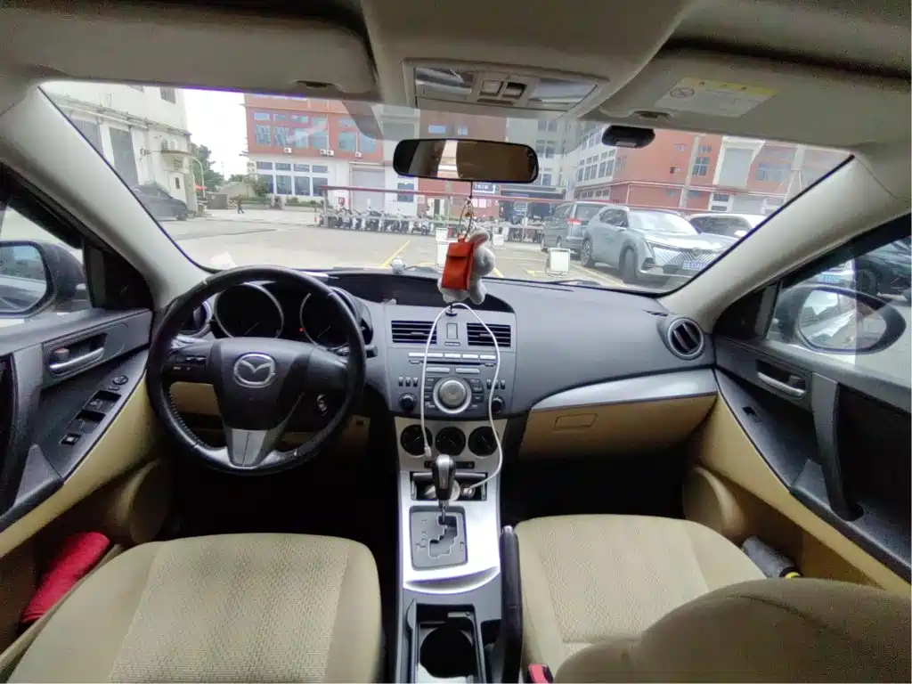Mazda Mazda3 (Import) 2011 2010 Hatchback 1.6 Automatic Luxury