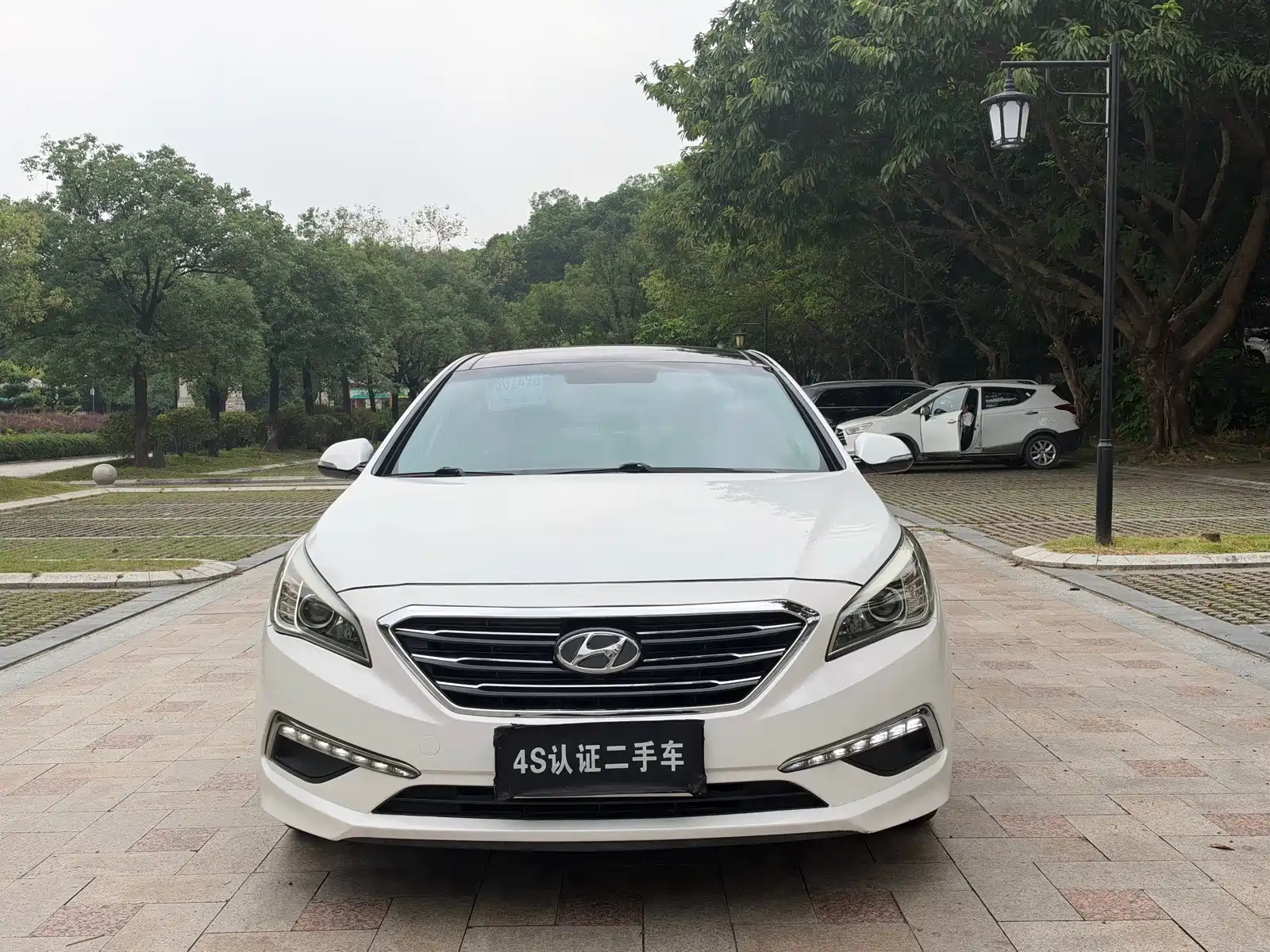 Photo 2 - Hyundai Sonata