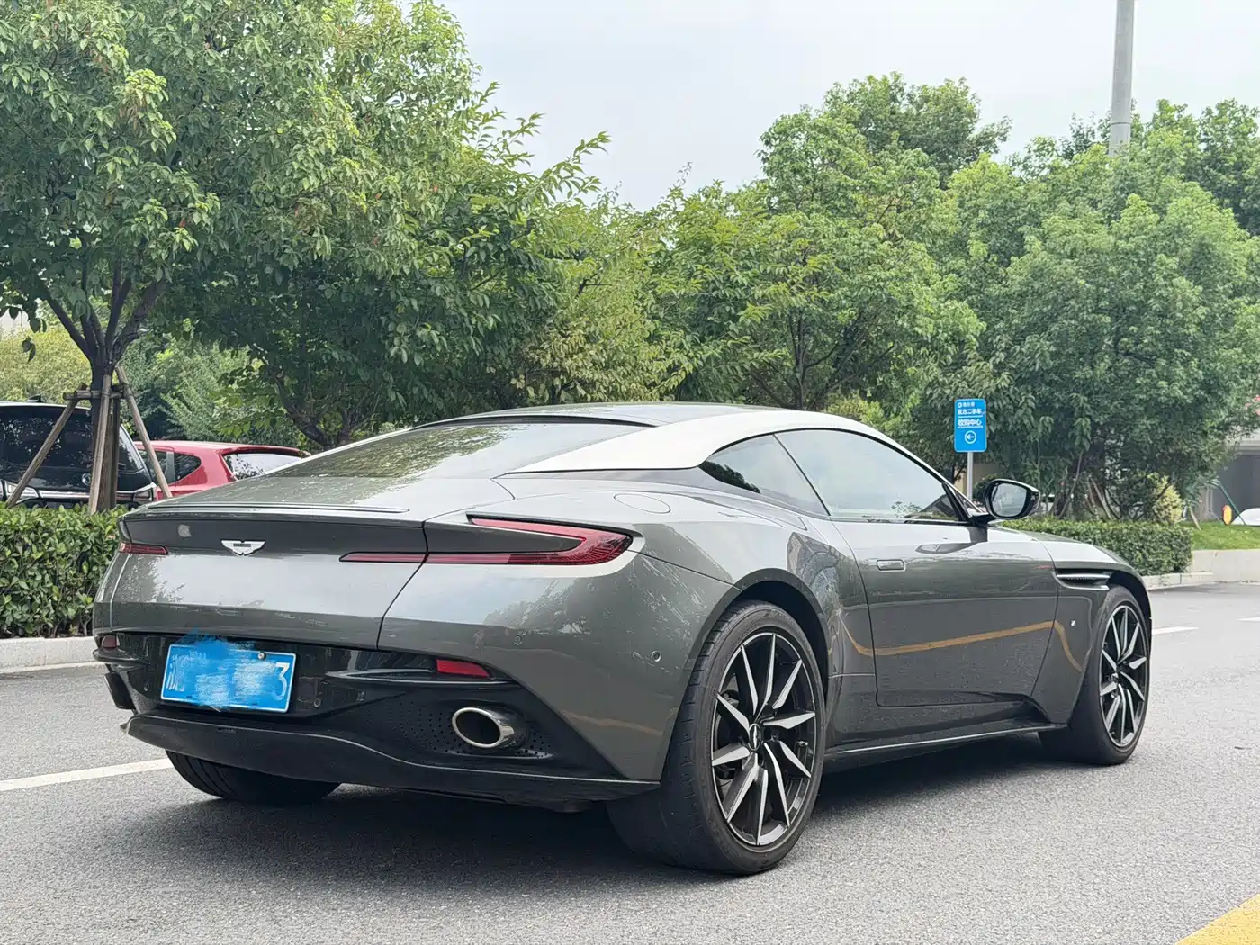 Aston Martin DB11 2017 2016 5.2T Launch Edition