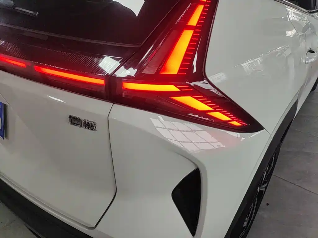 Фото 8 - Geely Atlas