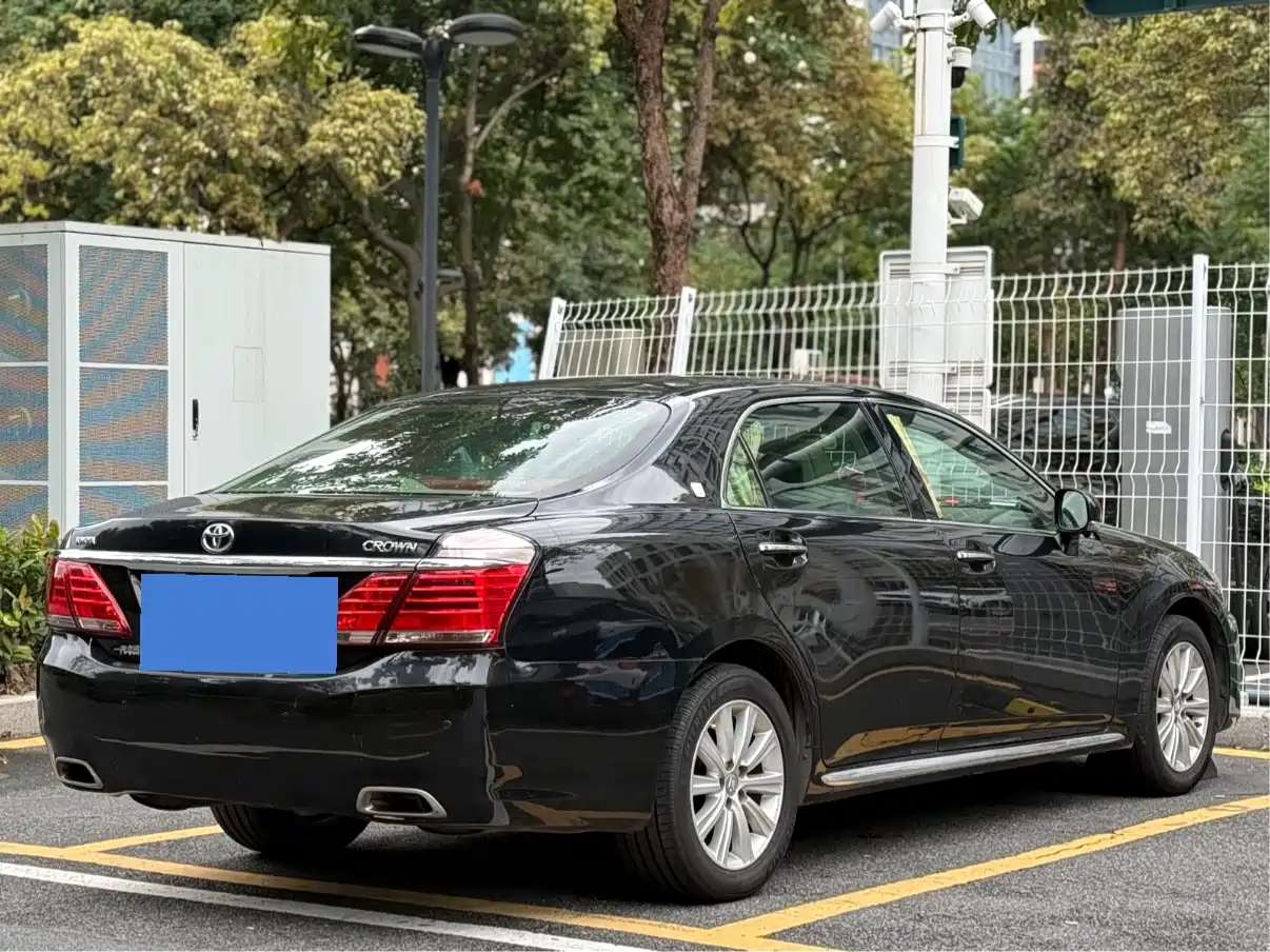 Toyota Crown 2012 2.5L Royal Leather Edition фото 5