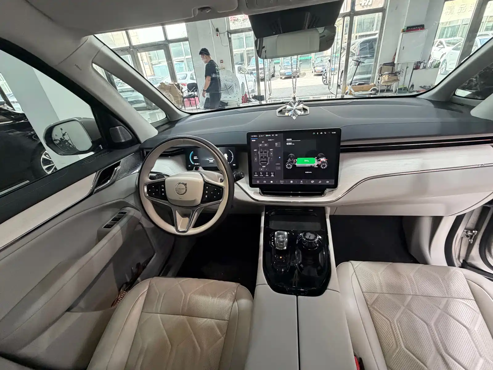 Фото 12 - Volvo EM90