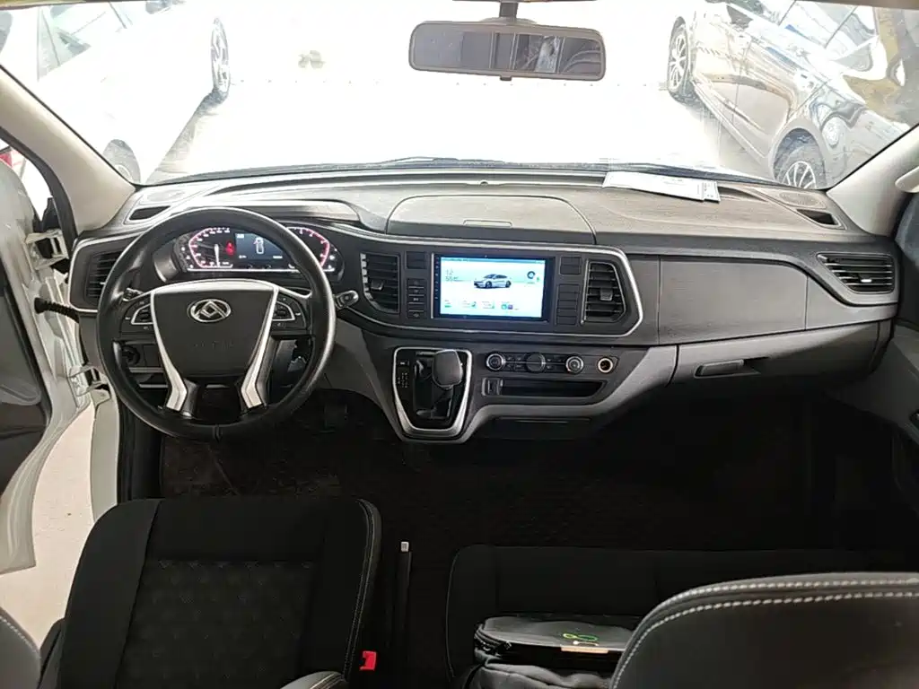 SAIC Maxus Xintu V80 2025 2025 PRO Aoyun 2.0T AMT Short Wheelbase Medium Roof 5/6-Seater