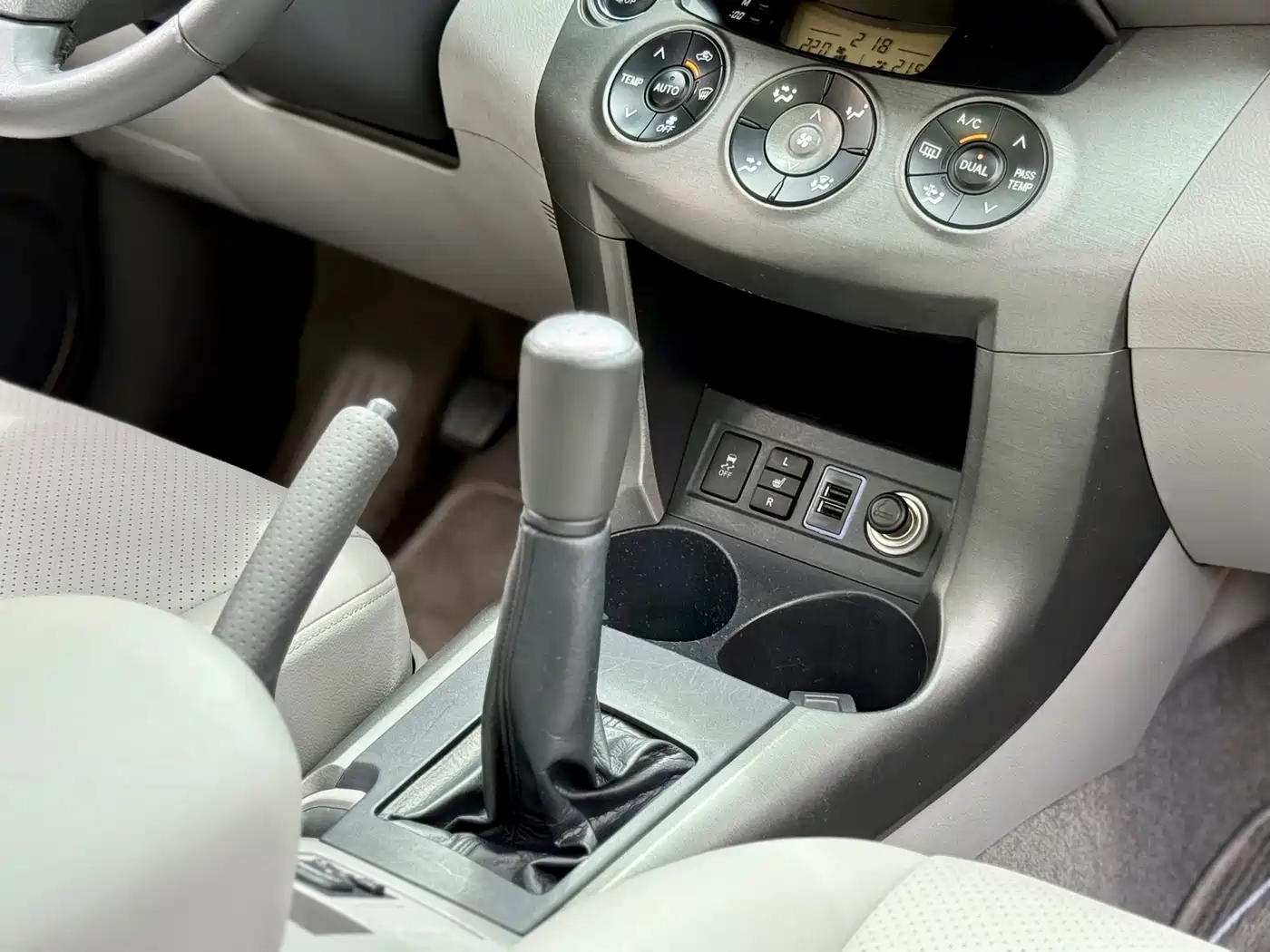 Toyota RAV4 Rongfang 2010 2.4L Manual Luxury Upgrade Edition фото 21