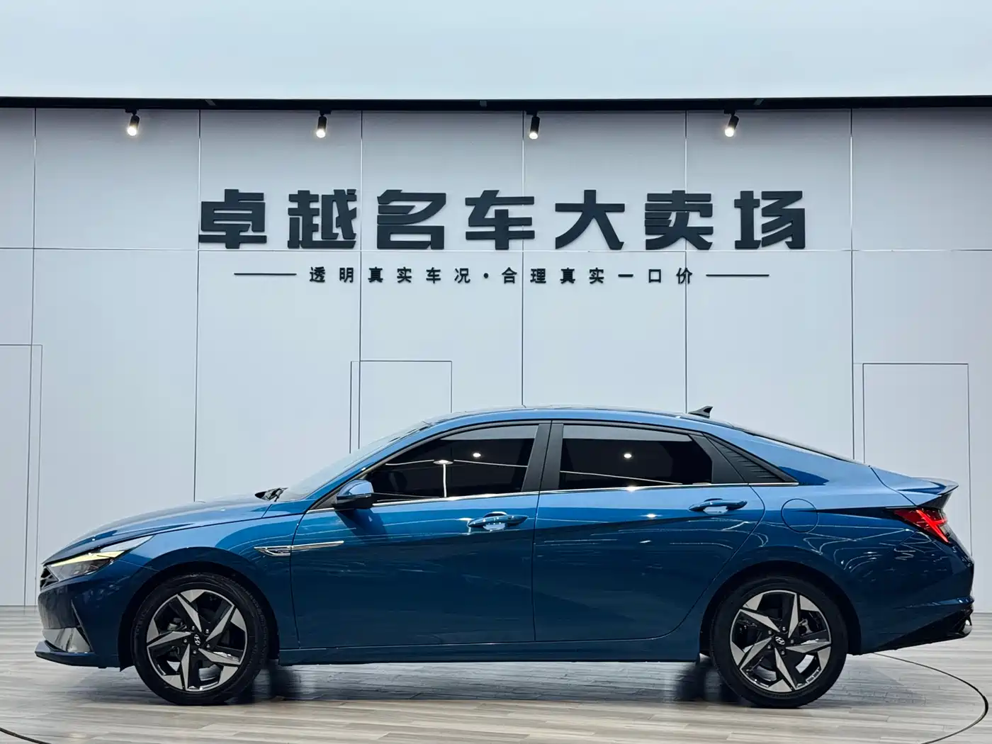 Hyundai Elantra 2021 1.5L CVT LUX Premium Edition фото 4