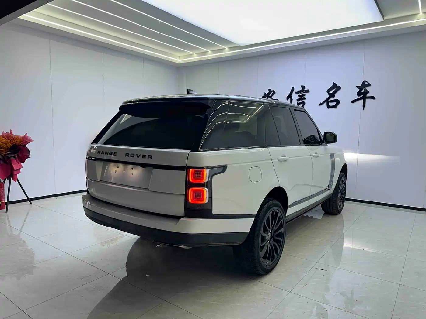 Land Rover Range Rover 2018 3.0 SC V6 Golden Age Edition фото 9