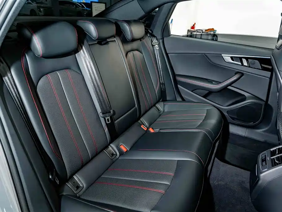 Фото 23 - Audi A4L