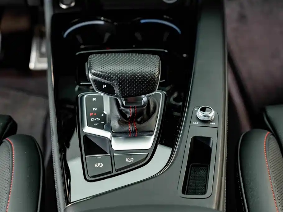 Фото 15 - Audi A4L
